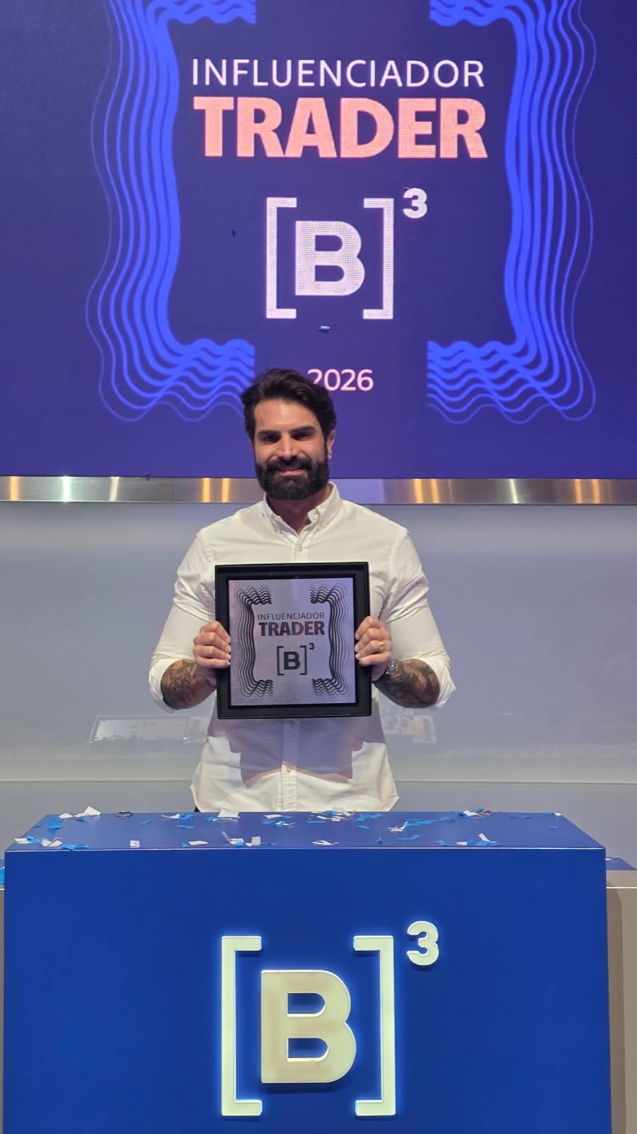 Bruno Marques recebendo o prêmio Influenciador Trader da B3